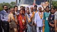 जिले से 323 श्रद्धालु मुख्यमंत्री तीर्थ दर्शन योजना के तहत प्रयागराज- काशी हुवे रवाना , विधायक योगेश्वर राजू सिन्हा ने फूल माला पहनाकर तीर्थयात्रियों को दी शुभकामनाएँ