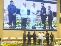 राष्ट्रपति श्रीमती द्रौपदी मुर्मू ने जल संचय, जन भागीदारी अभियान अंतर्गत महासमुंद जिले में हुए उत्कृष्ट कार्यों के लिए कलेक्टर विनय कुमार लंगेह को किया सम्मानित