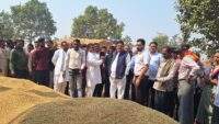 जिले के प्रभारी मंत्री दयाल दास बघेल ने किया धान खरीदी केंद्र बिरकोनी एवं झलप का निरीक्षण