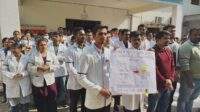 पी जी के लिए जारी नई गाइड लाइन का चिकित्सको ने किया विरोध , चिकित्सकों ने काली पट्टी बांधकर किया विरोध