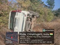 मंत्री के काफिले में लगी फालो वाहन पलटी , घटना में सी ए एफ का एक जवान घायल