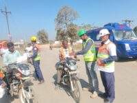 आरंग टोलवे प्राइवेट लिमिटेड के द्वारा राष्ट्रीय राजमार्ग53 पर सड़क सुरक्षा माह के तहत लोगो को किया गया जागरुक