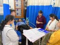 सोहम हॉस्पिटल में मरीजों से मिलीं डॉ. एकता लंगेह, फल-जूस वितरित कर दी स्वस्थ रहने की सलाह , मरीजों का हालचाल पूछा, शीघ्र स्वास्थ्य लाभ की कामना