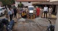 महासमुंद में आबकारी विभाग की बड़ी कार्रवाई, 370 लीटर अवैध शराब और वाहन जब्त